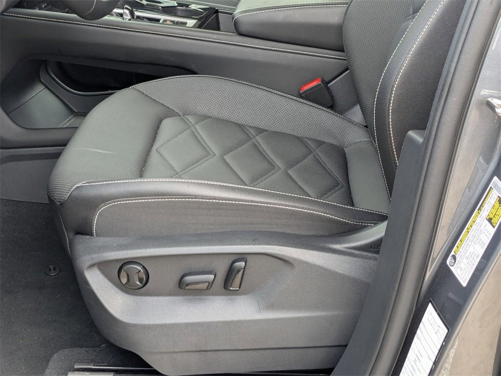 Used 2025 Volkswagen Atlas SE image 23