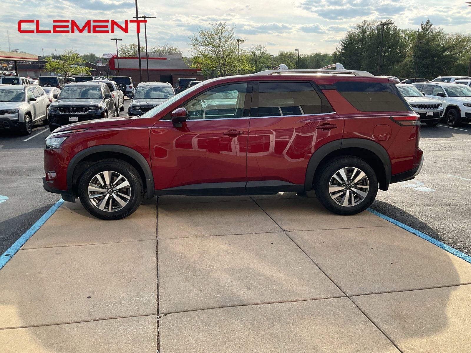 Used 2024 Nissan Pathfinder SL FWD image 2