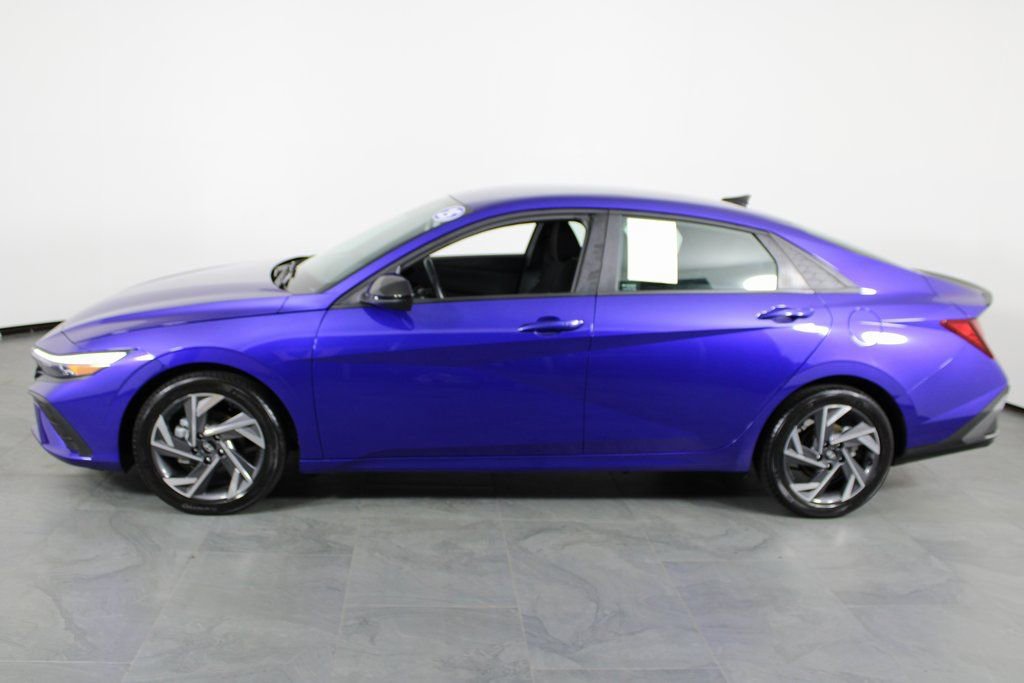 Certified 2025 Hyundai Elantra Sport image 10