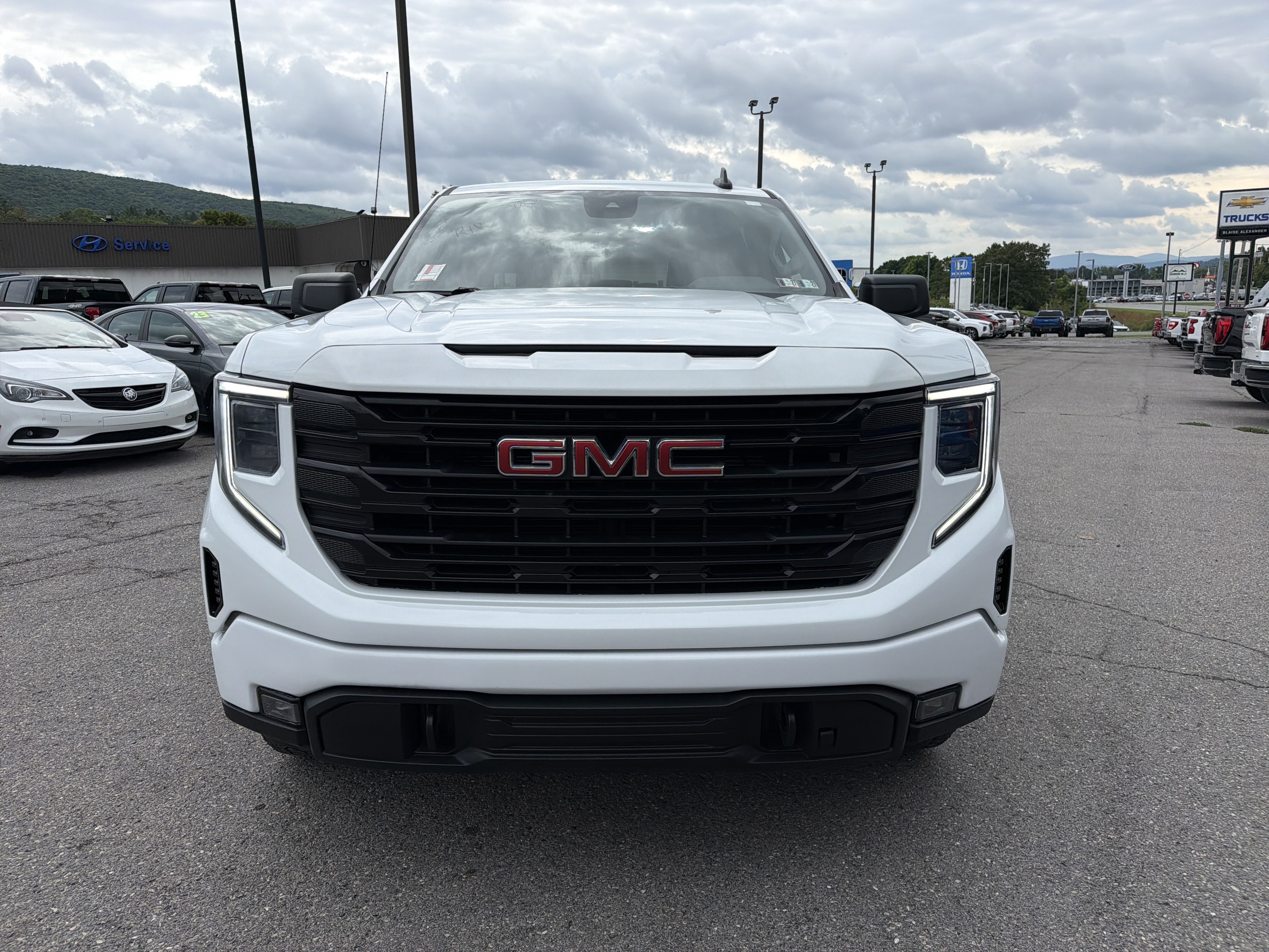Used 2023 GMC Sierra 1500 Elevation w/ X31 Off-Road Package AWD/4WD image 10
