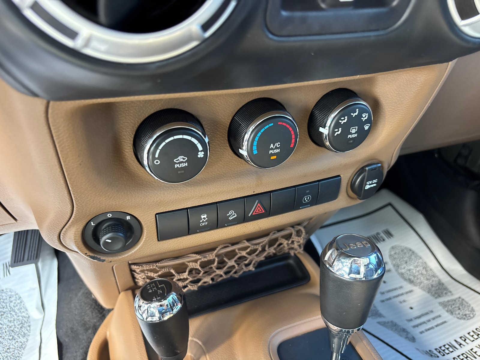 Used 2015 Jeep Wrangler Unlimited Sahara w/ Connectivity Group AWD/4WD image 18
