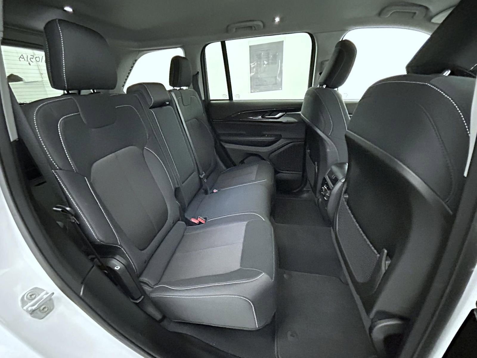 Certified 2023 Jeep Grand Cherokee Laredo AWD/4WD image 18