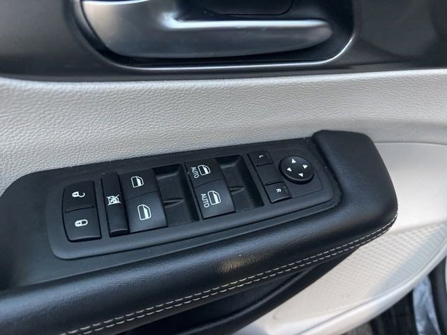 Used 2023 Chrysler Pacifica Touring-L image 14