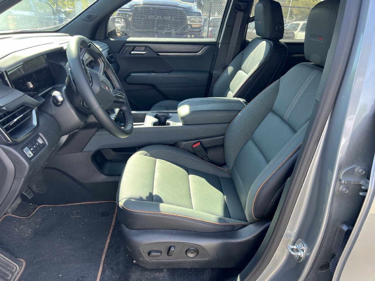 Used 2026 GMC Acadia AT4 w/ Luxury Package AWD/4WD image 5