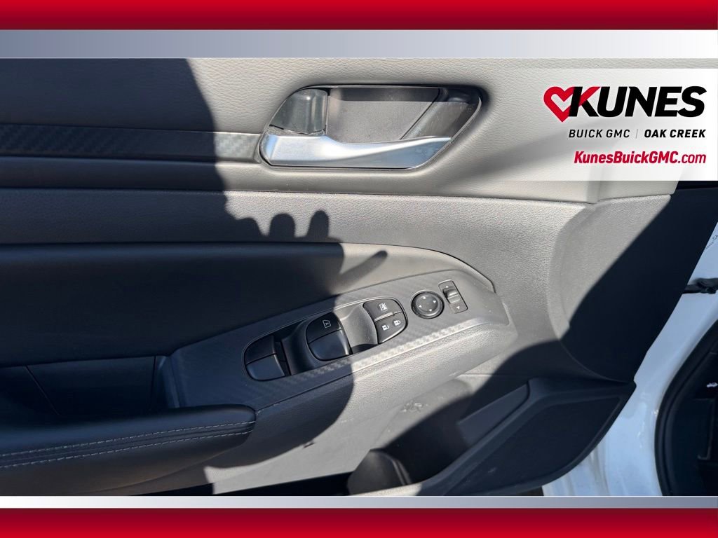 Used 2025 Nissan Altima 2.5 SV FWD image 10