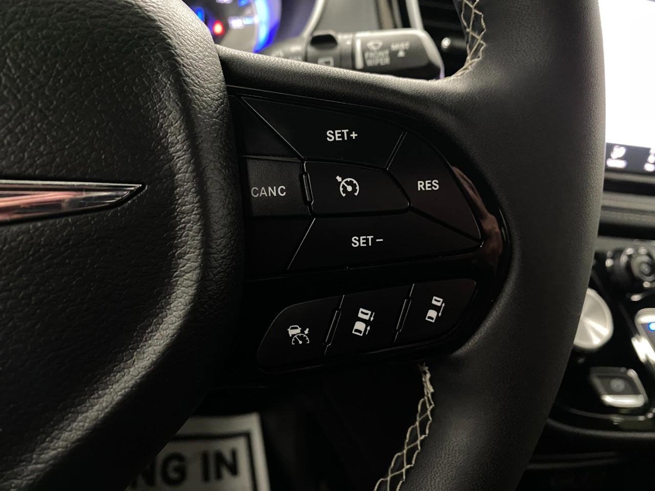 Used 2025 Chrysler Pacifica Limited FWD image 18