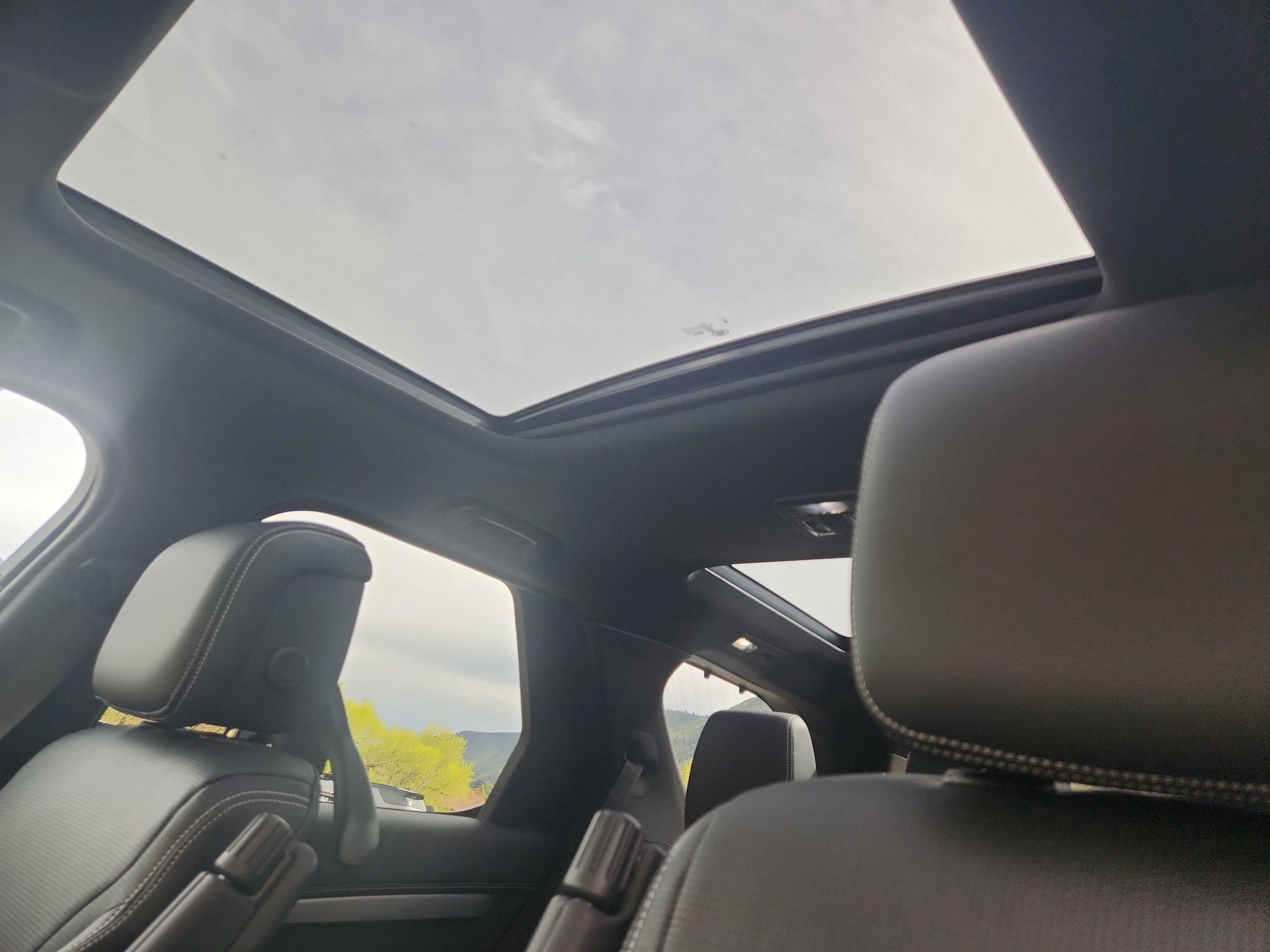 Used 2025 Land Rover Discovery Dynamic SE image 12