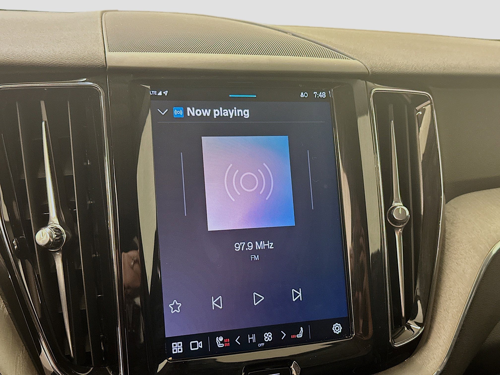 Used 2025 Volvo XC60 B5 Plus image 21