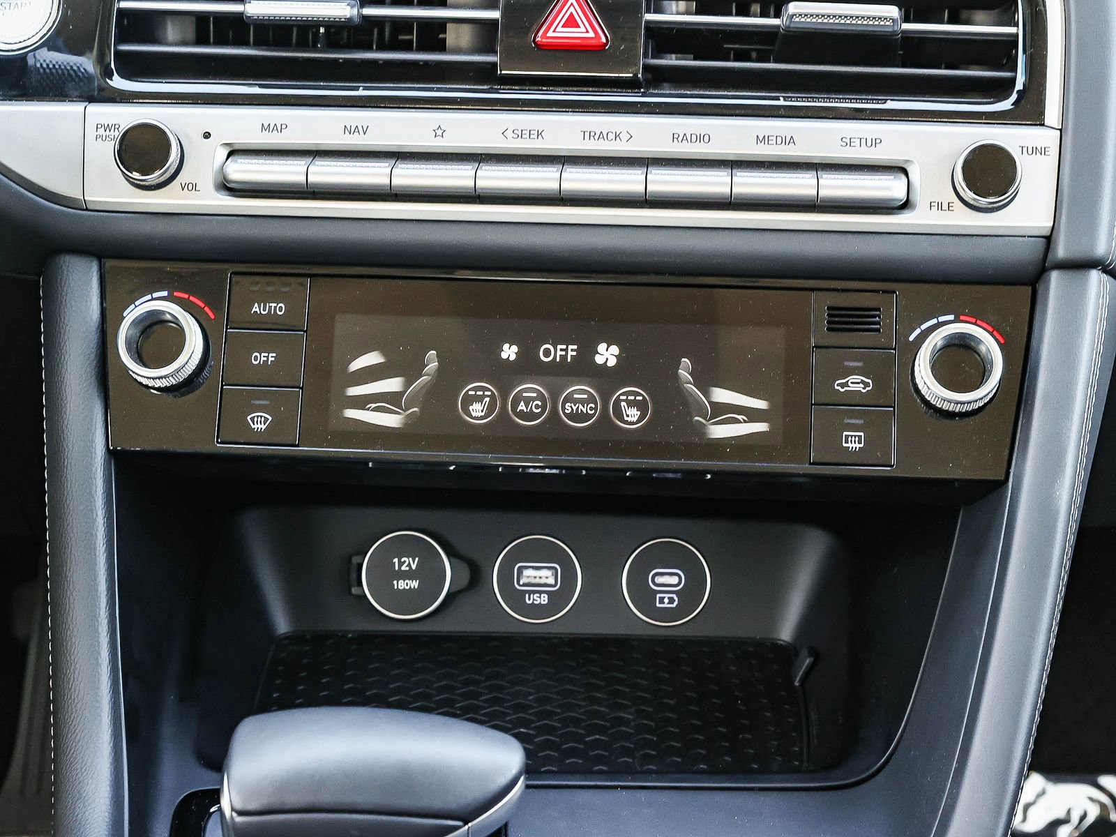 Used 2025 Genesis G70 2.5T image 15