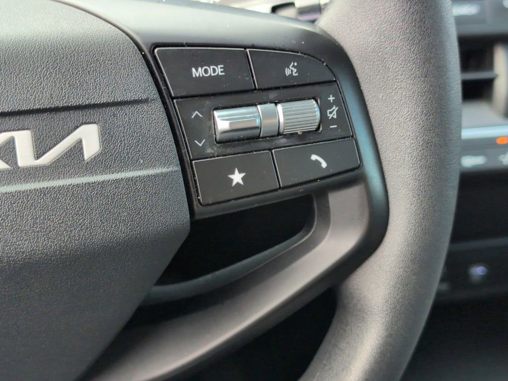 Used 2025 Kia K4 LXS image 22