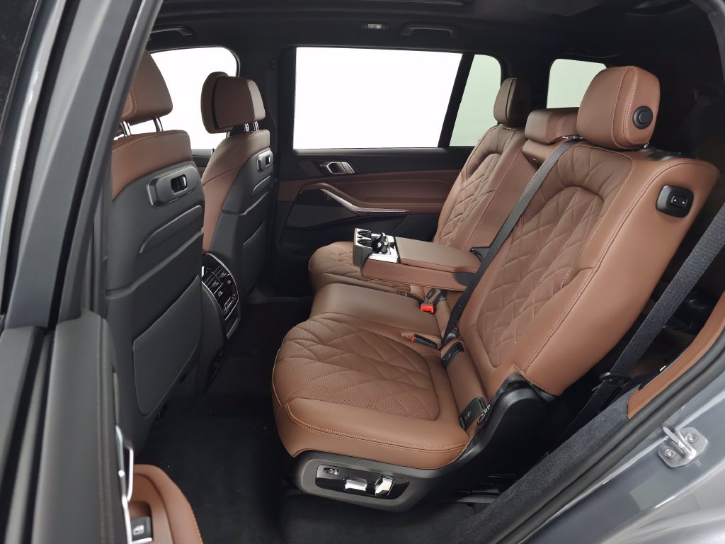 Used 2027 BMW X7 xDrive40i w/ M Sport Package AWD/4WD image 31