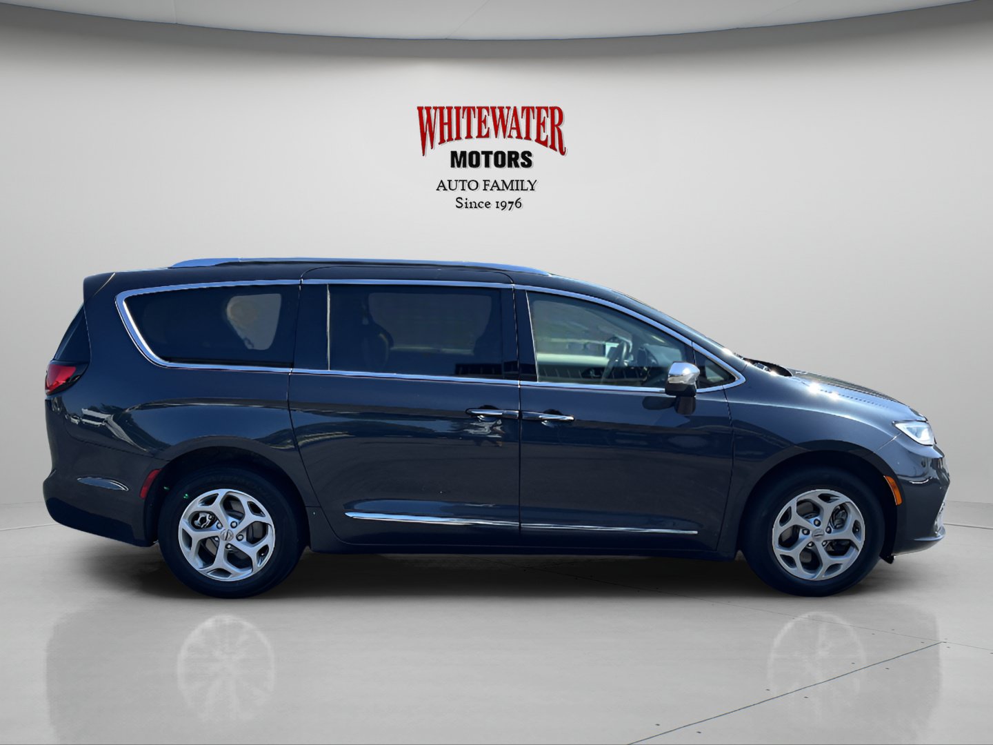 Used 2021 Chrysler Pacifica Limited w/ Uconnect Theater Family Group AWD/4WD image 4