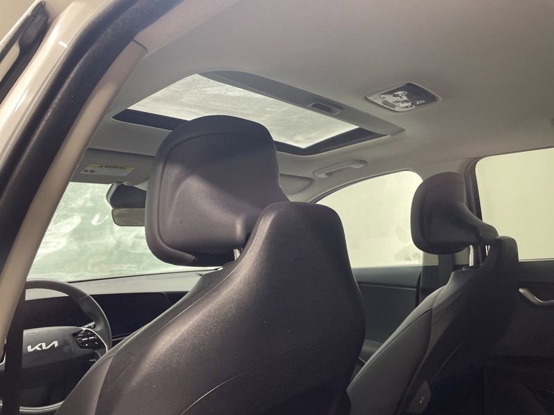 Used 2024 Kia Niro EX Touring image 18