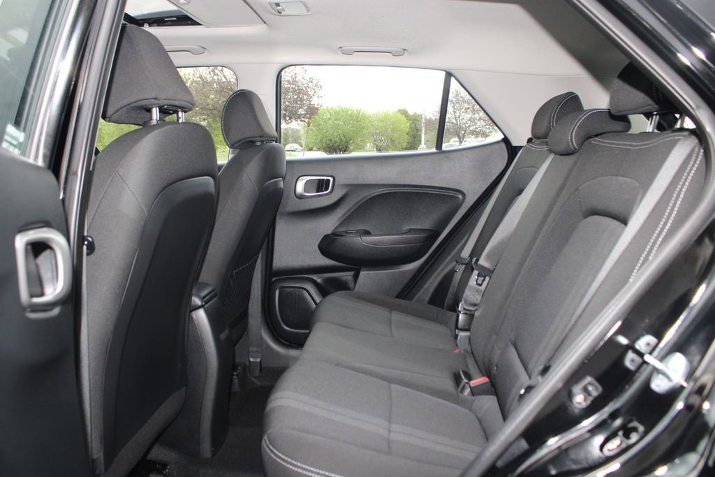 Used 2023 Hyundai Venue SEL image 16