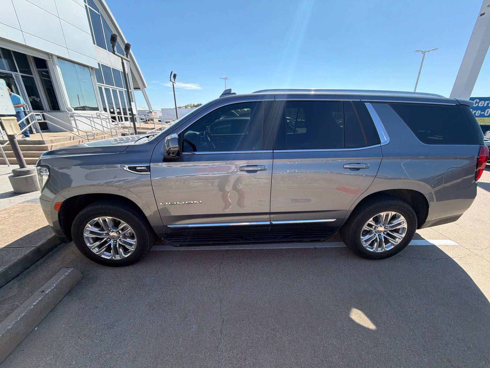 Used 2021 GMC Yukon SLT w/ SLT Luxury Plus Package RWD image 4