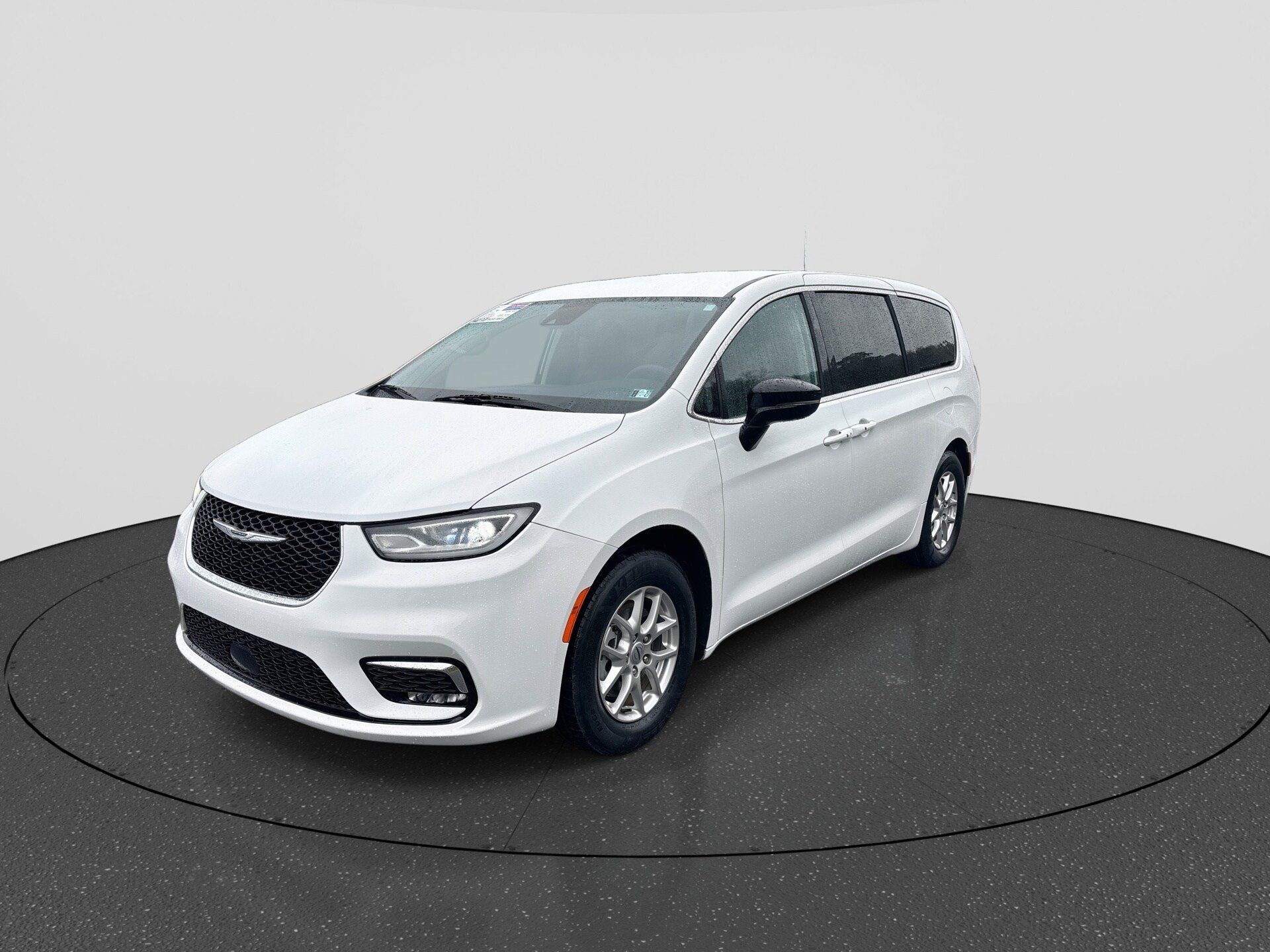 Used 2024 Chrysler Pacifica Touring-L FWD image 4