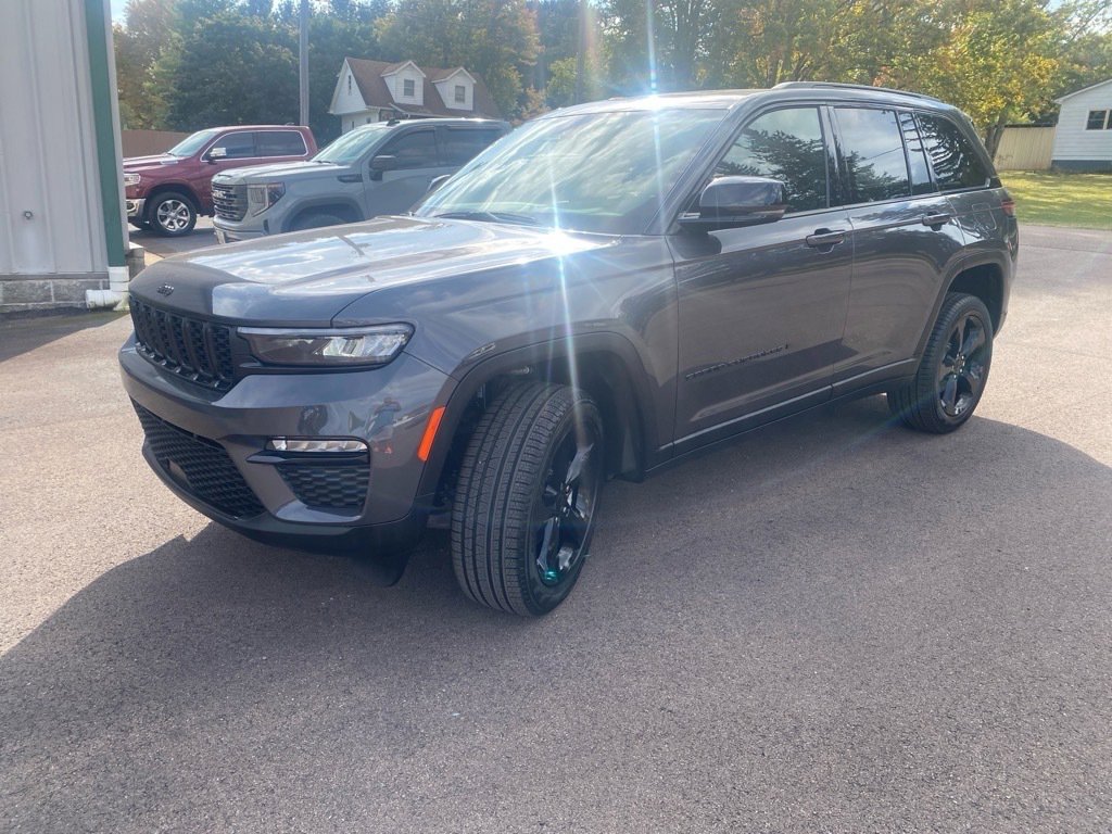 New 2025 Jeep Grand Cherokee Limited w/ Black Appearance Package image 1