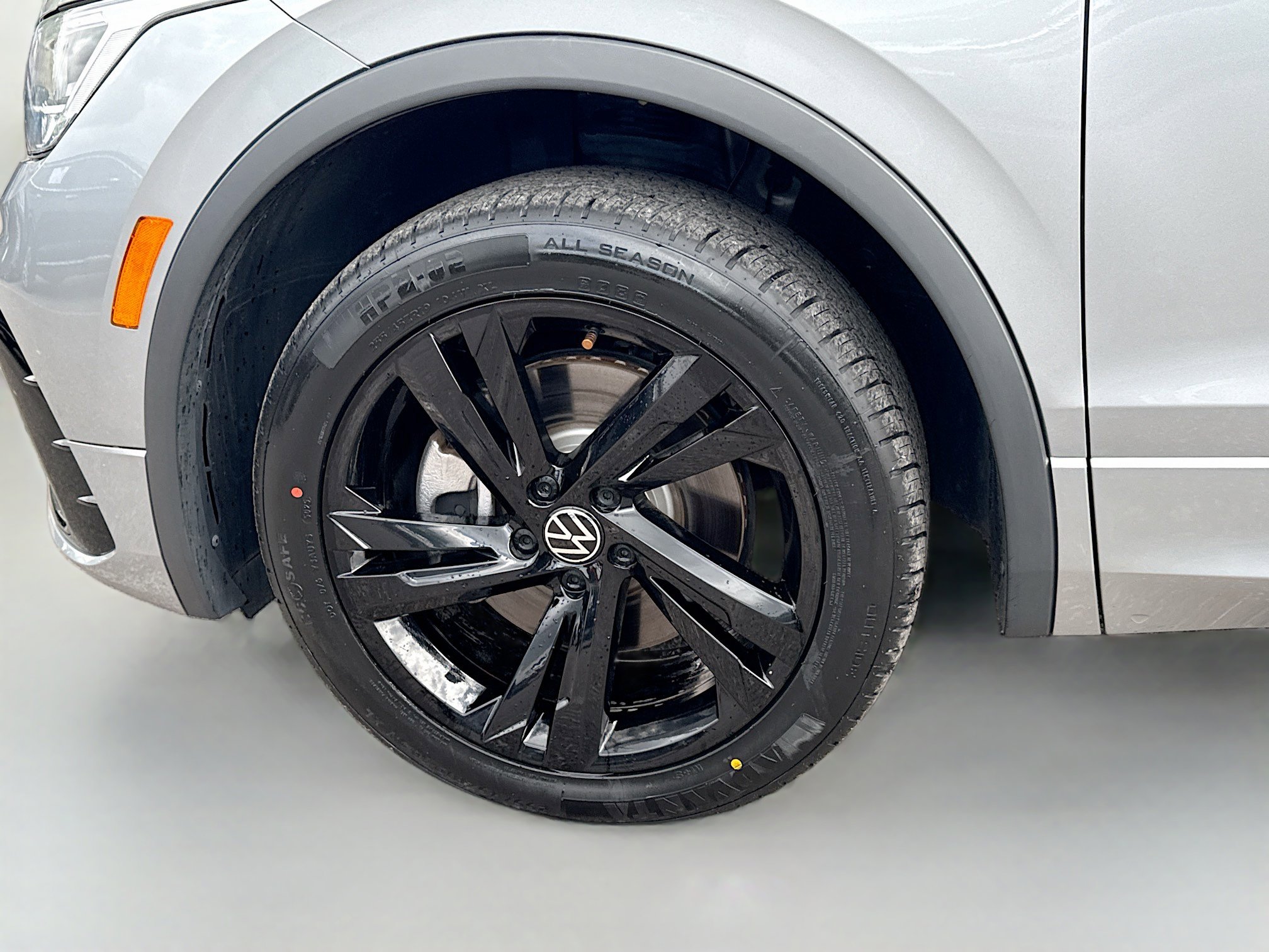 Used 2023 Volkswagen Tiguan SE R-Line image 40