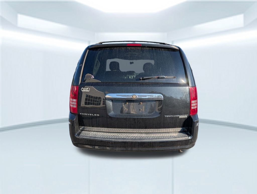 Used 2010 Chrysler Town & Country Touring image 5