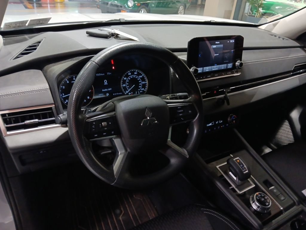 Used 2024 Mitsubishi Outlander ES AWD/4WD image 5