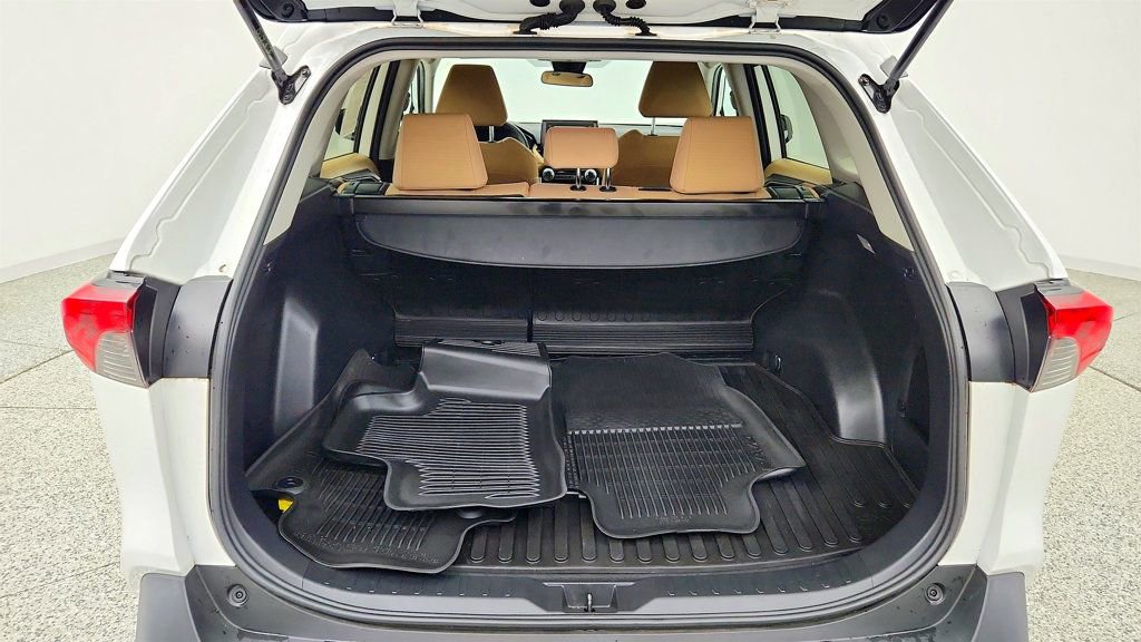 Used 2021 Toyota RAV4 LE AWD/4WD image 21