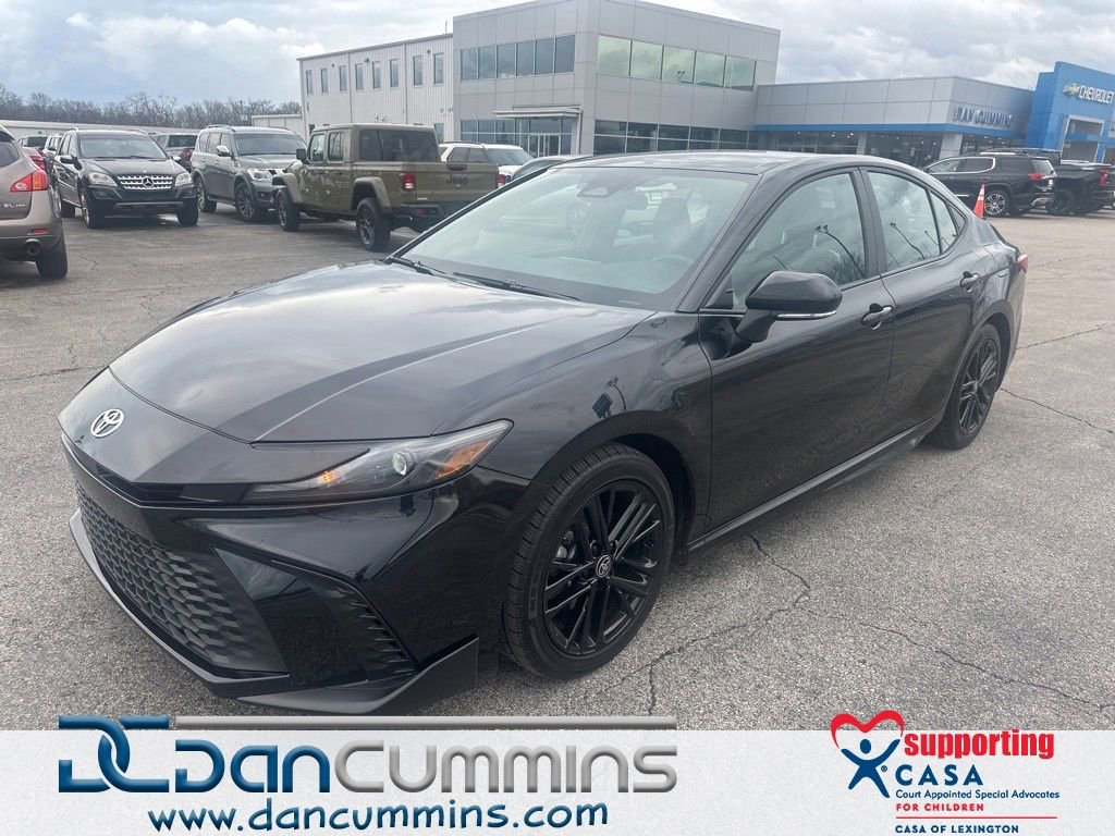 Used 2025 Toyota Camry SE image 1