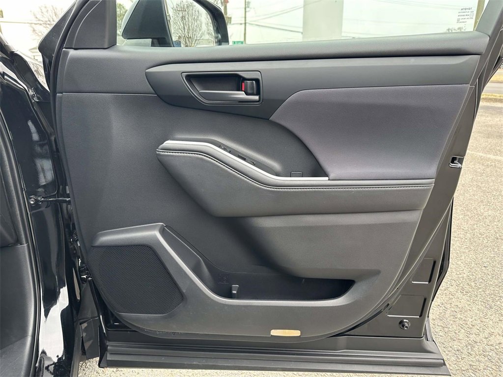 Certified 2021 Toyota Highlander LE image 11
