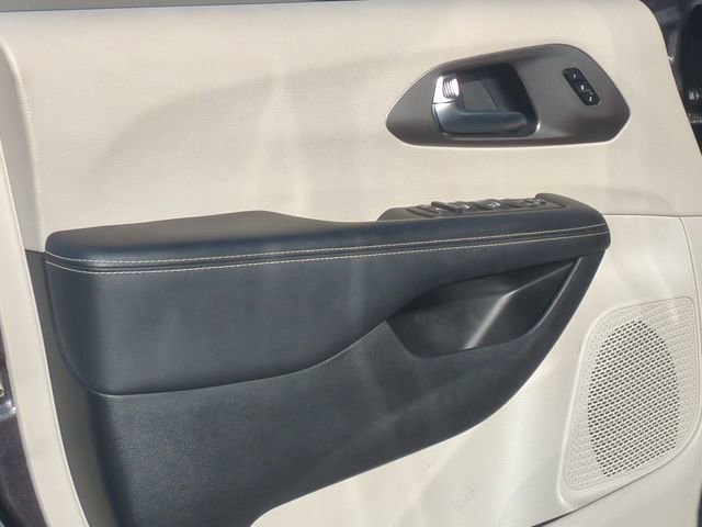 Used 2023 Chrysler Pacifica Touring-L image 31