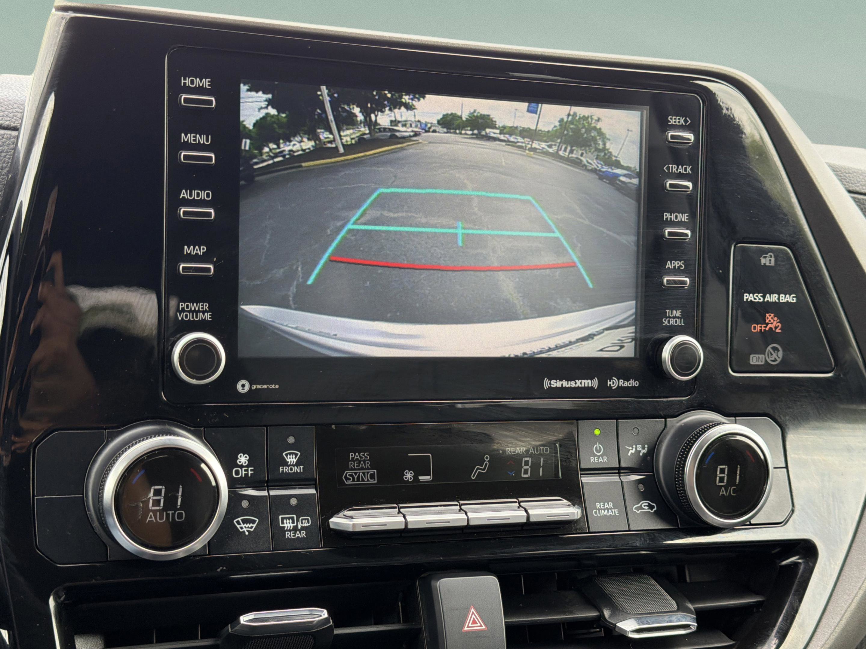 Used 2022 Toyota Highlander LE FWD image 24
