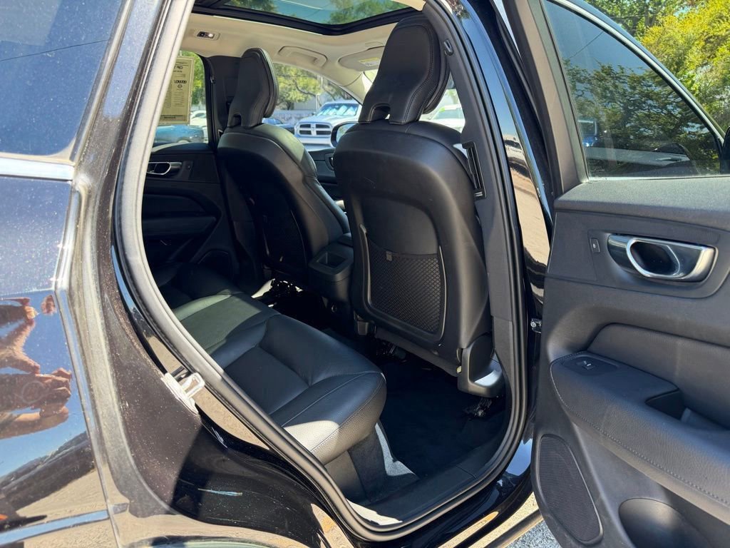 Used 2020 Volvo XC60 T5 Momentum image 31