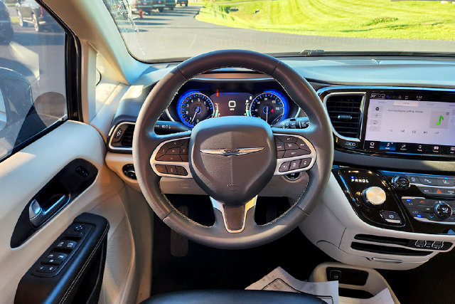 Used 2024 Chrysler Pacifica Touring-L FWD image 7