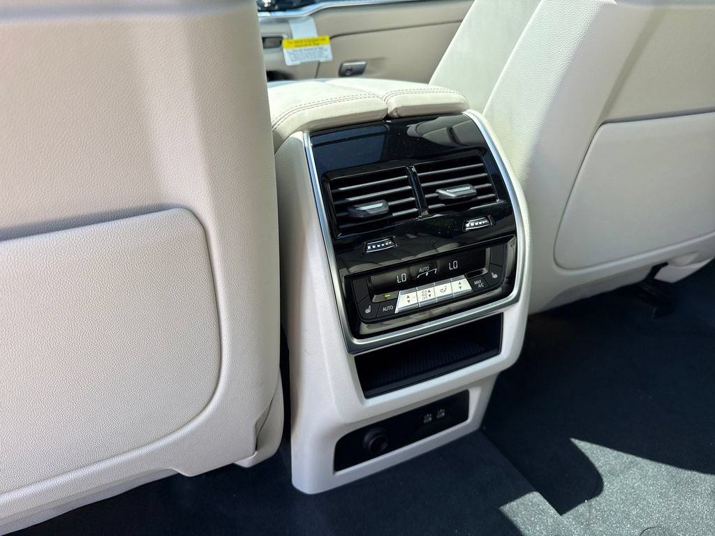 Used 2027 BMW X7 xDrive40i w/ M Sport Package AWD/4WD image 21