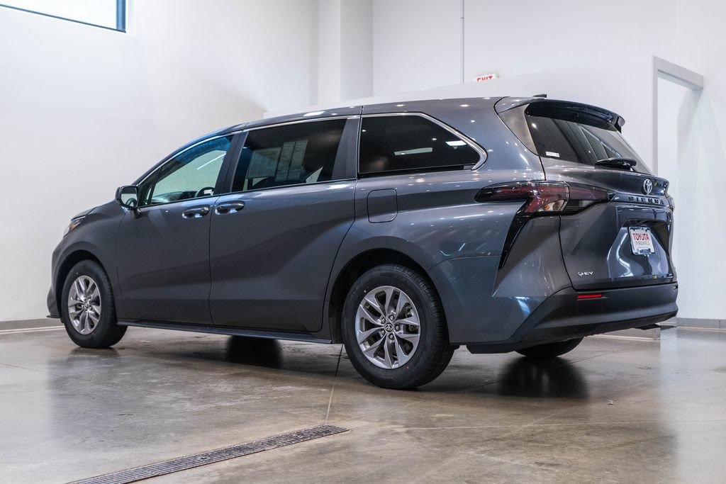 Used 2025 Toyota Sienna LE FWD image 7