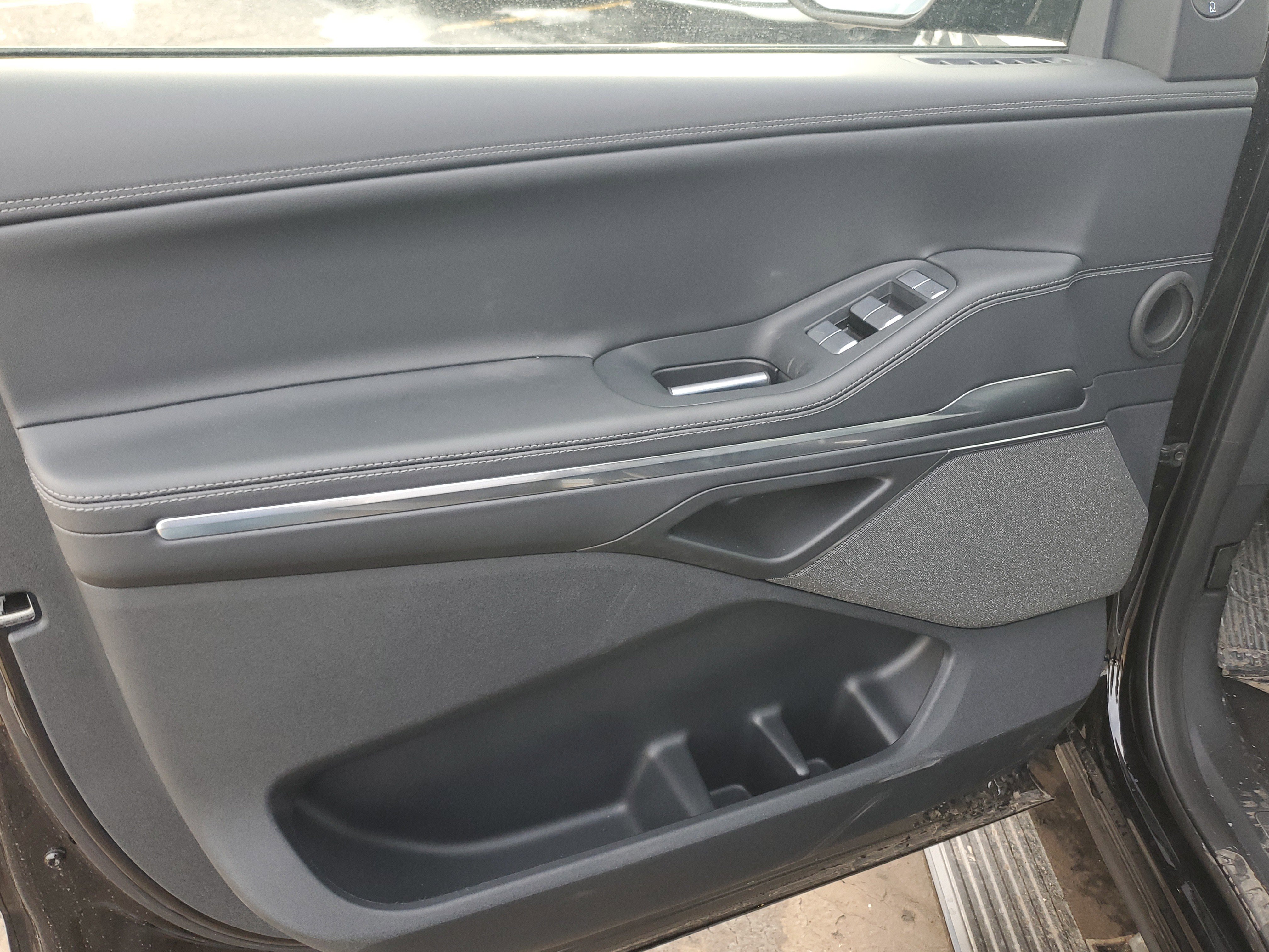 New 2025 Lincoln Navigator Reserve w/ Jet Appearance Package image 8