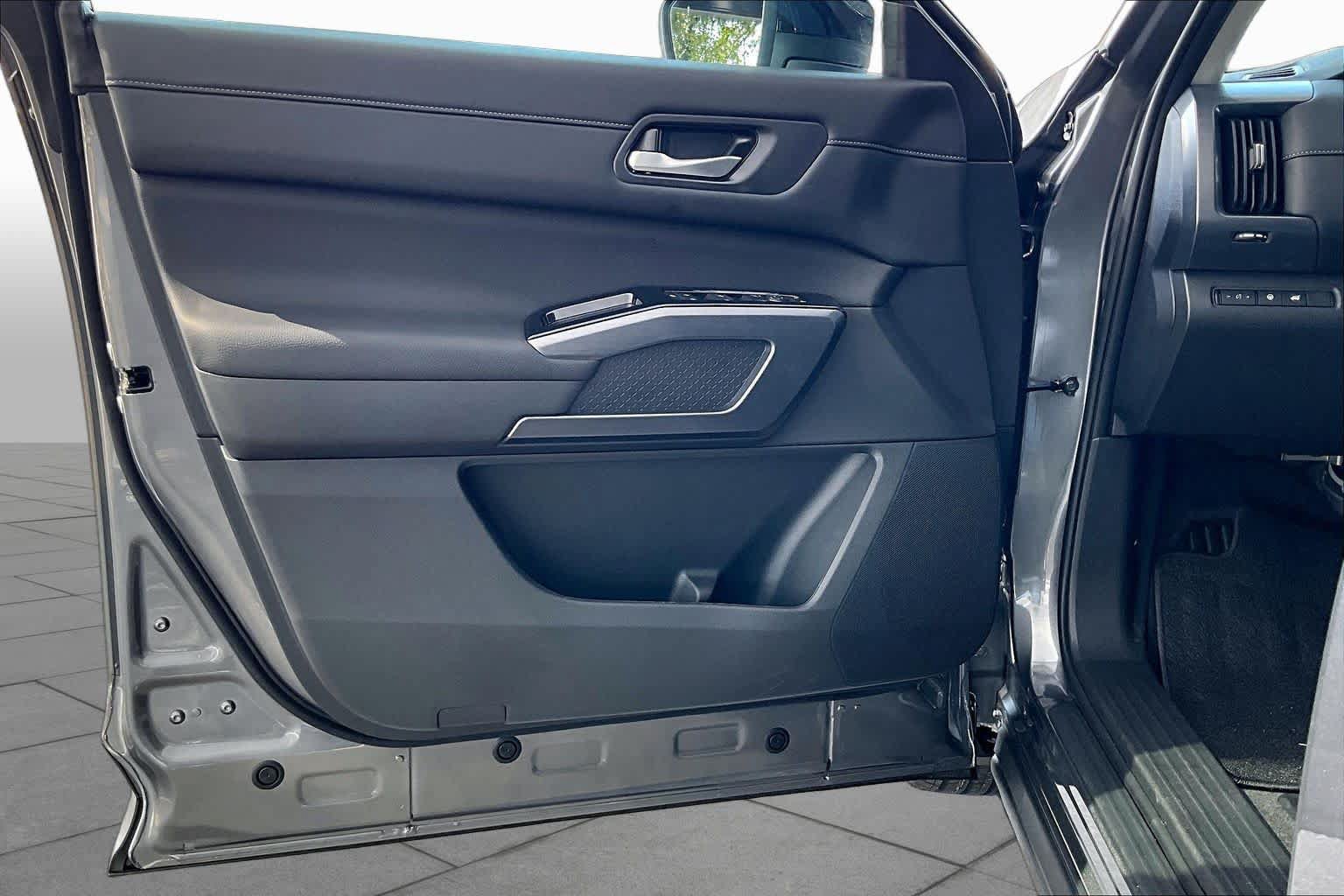 New 2026 Nissan Pathfinder SL FWD image 10