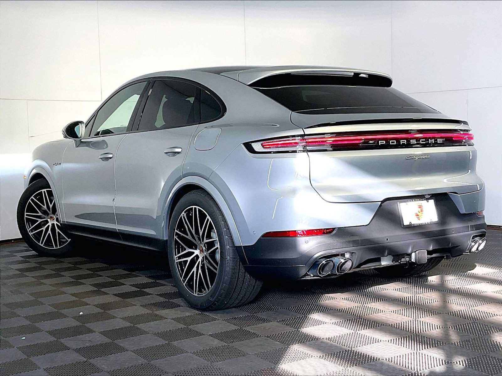 New 2026 Porsche Cayenne E-Hybrid Coupe AWD/4WD image 3