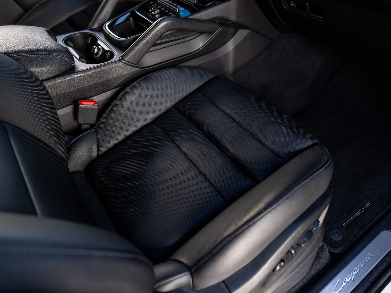 Certified 2024 Porsche Cayenne AWD/4WD image 49