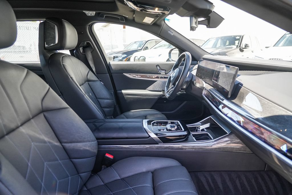 Used 2023 BMW i7 xDrive60 AWD/4WD image 17