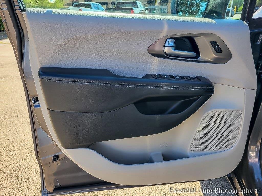 Used 2017 Chrysler Pacifica Limited image 20