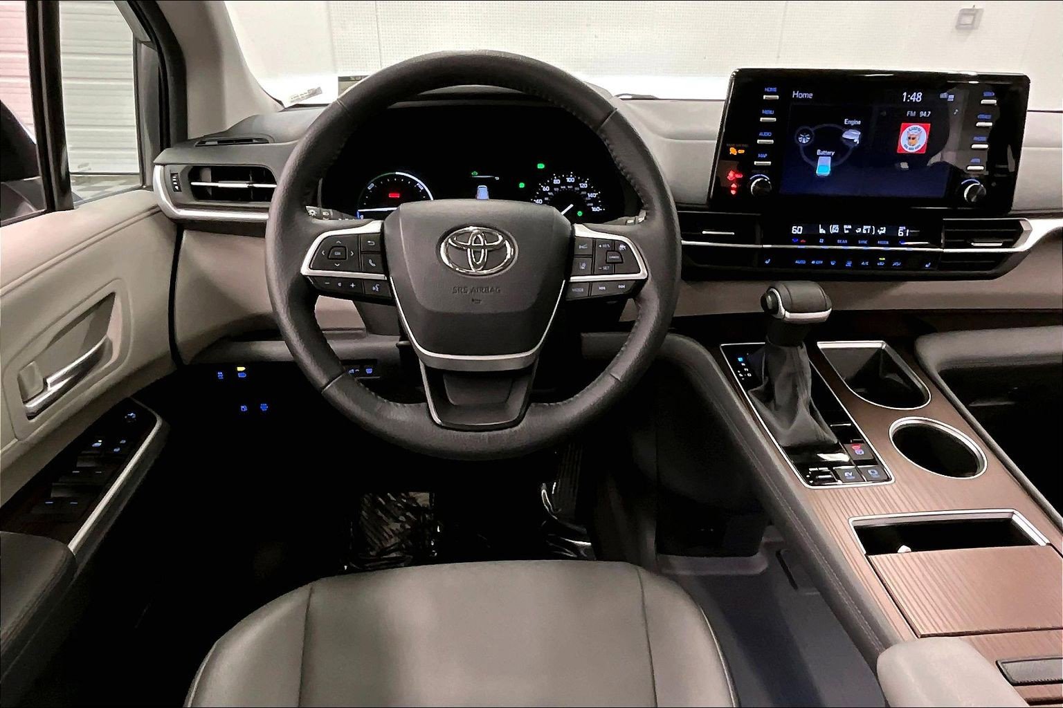 Used 2023 Toyota Sienna XLE FWD image 6