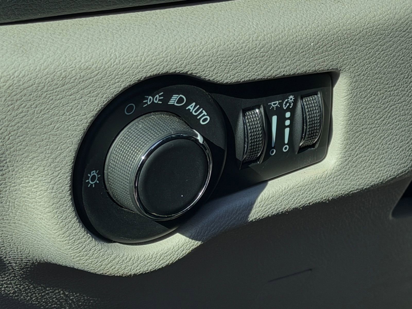 Used 2023 Chrysler Voyager LX image 20