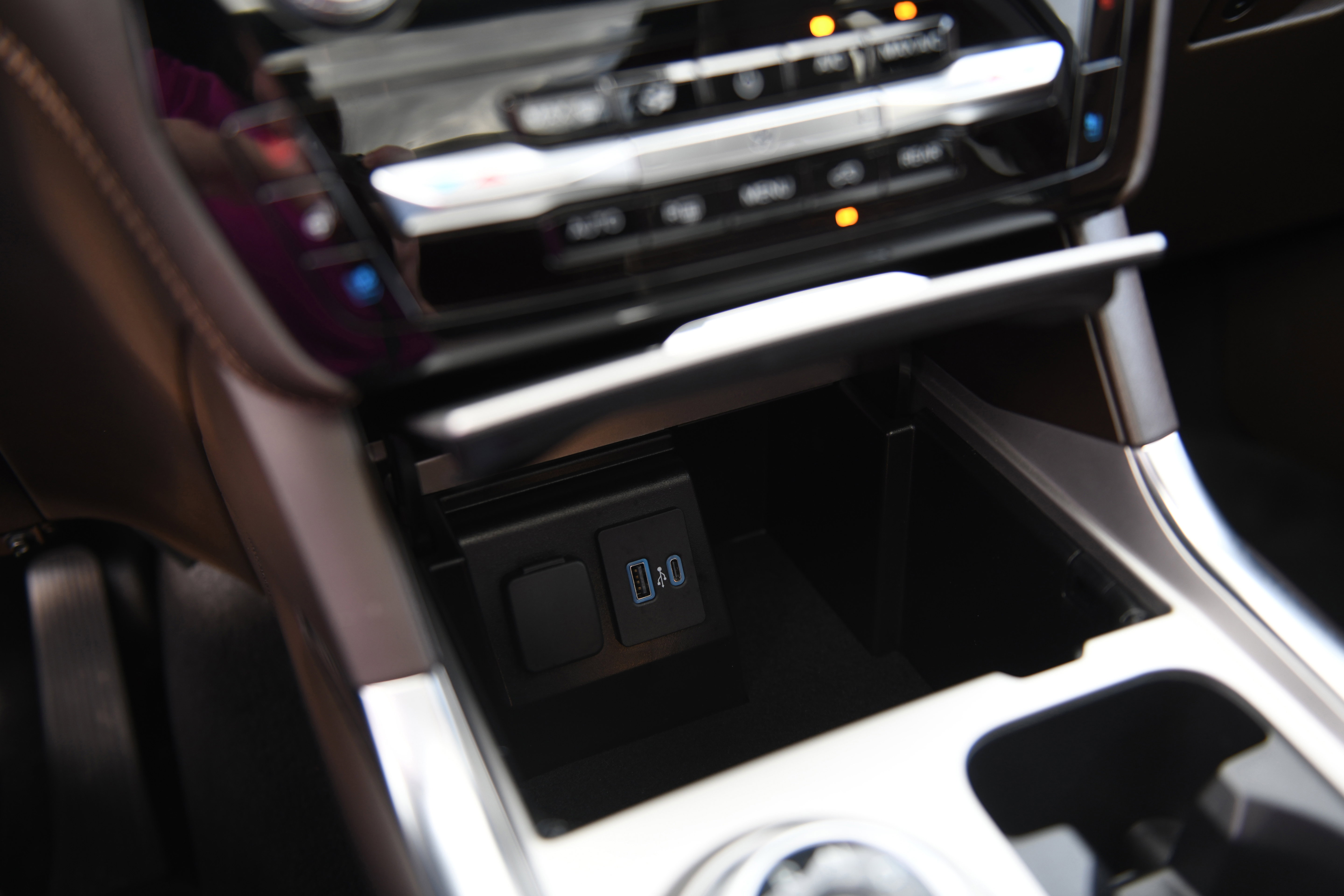 Used 2024 Ford Explorer King Ranch w/ Technology Package image 23