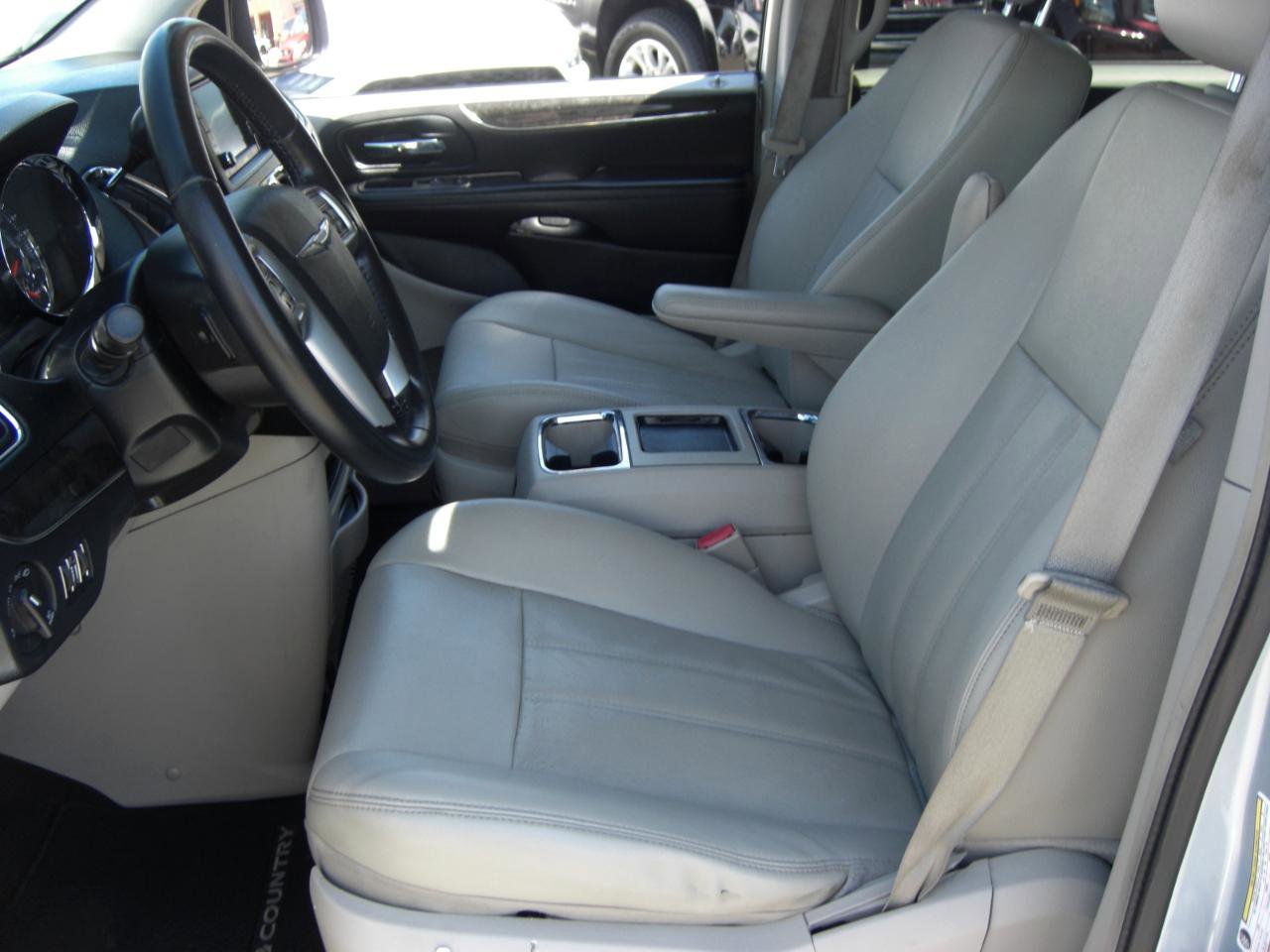 Used 2013 Chrysler Town & Country Touring FWD image 21