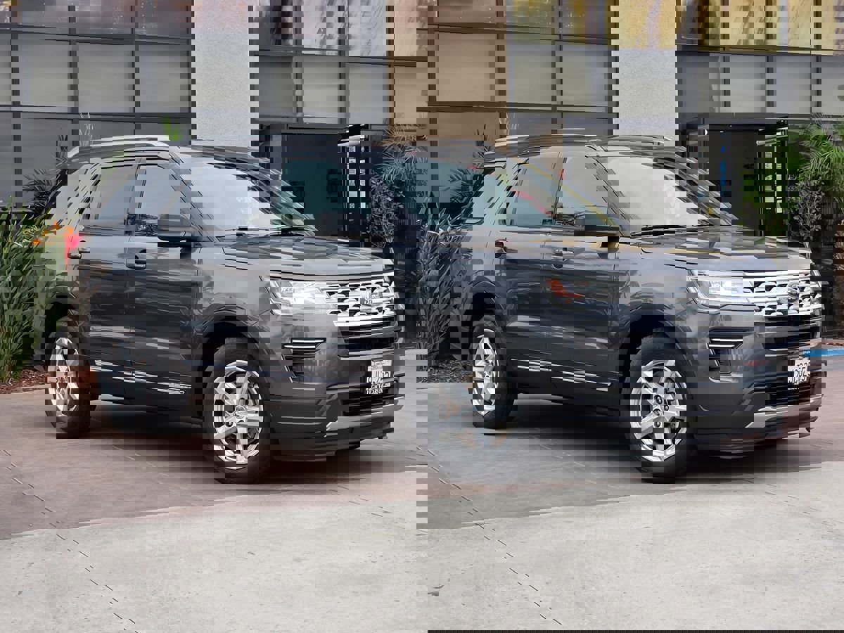 Used 2019 Ford Explorer XLT image 3