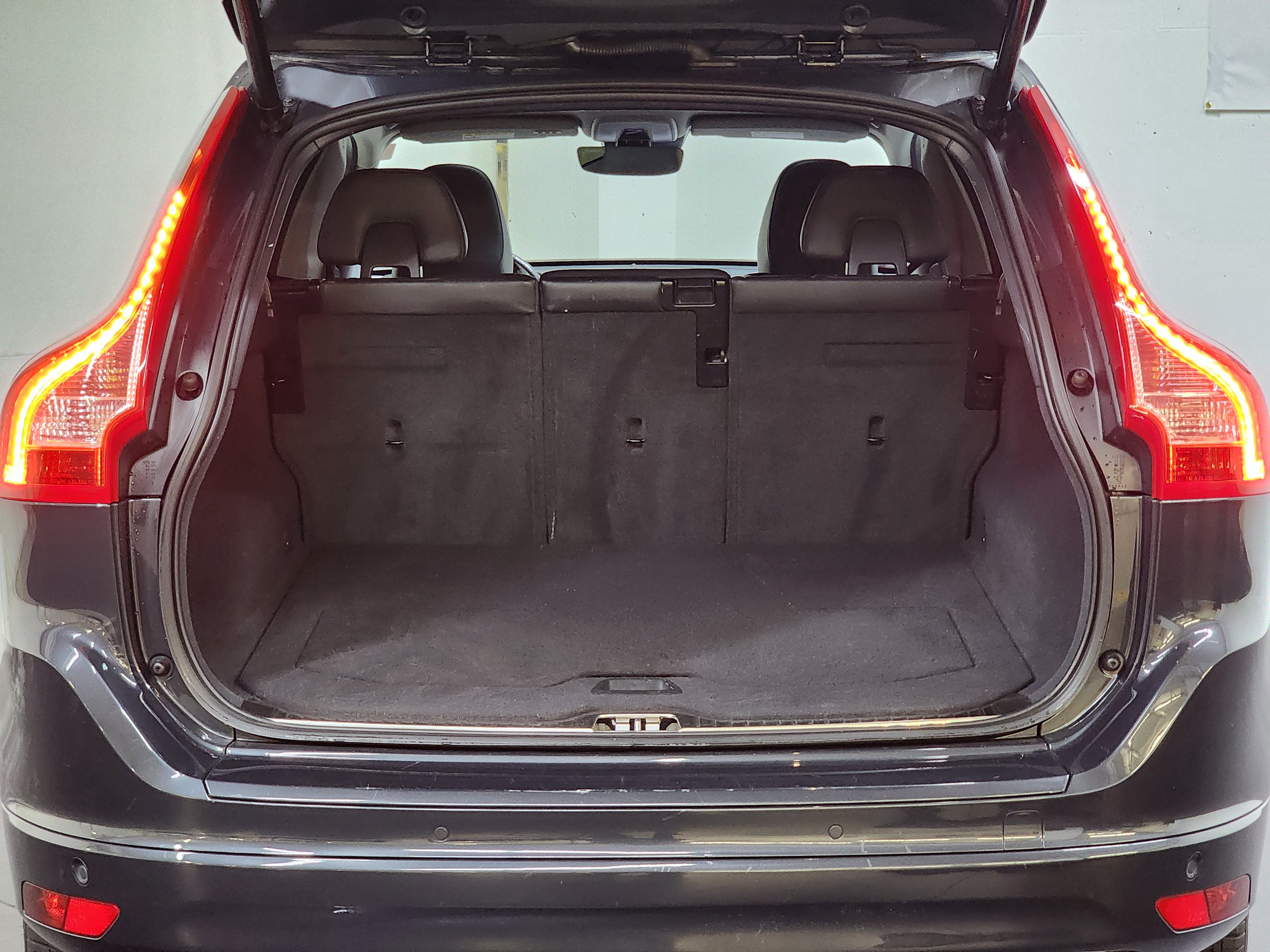Used 2016 Volvo XC60 T6 w/ Climate Package AWD/4WD image 9