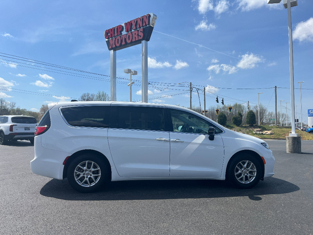 Used 2024 Chrysler Pacifica Touring-L image 9