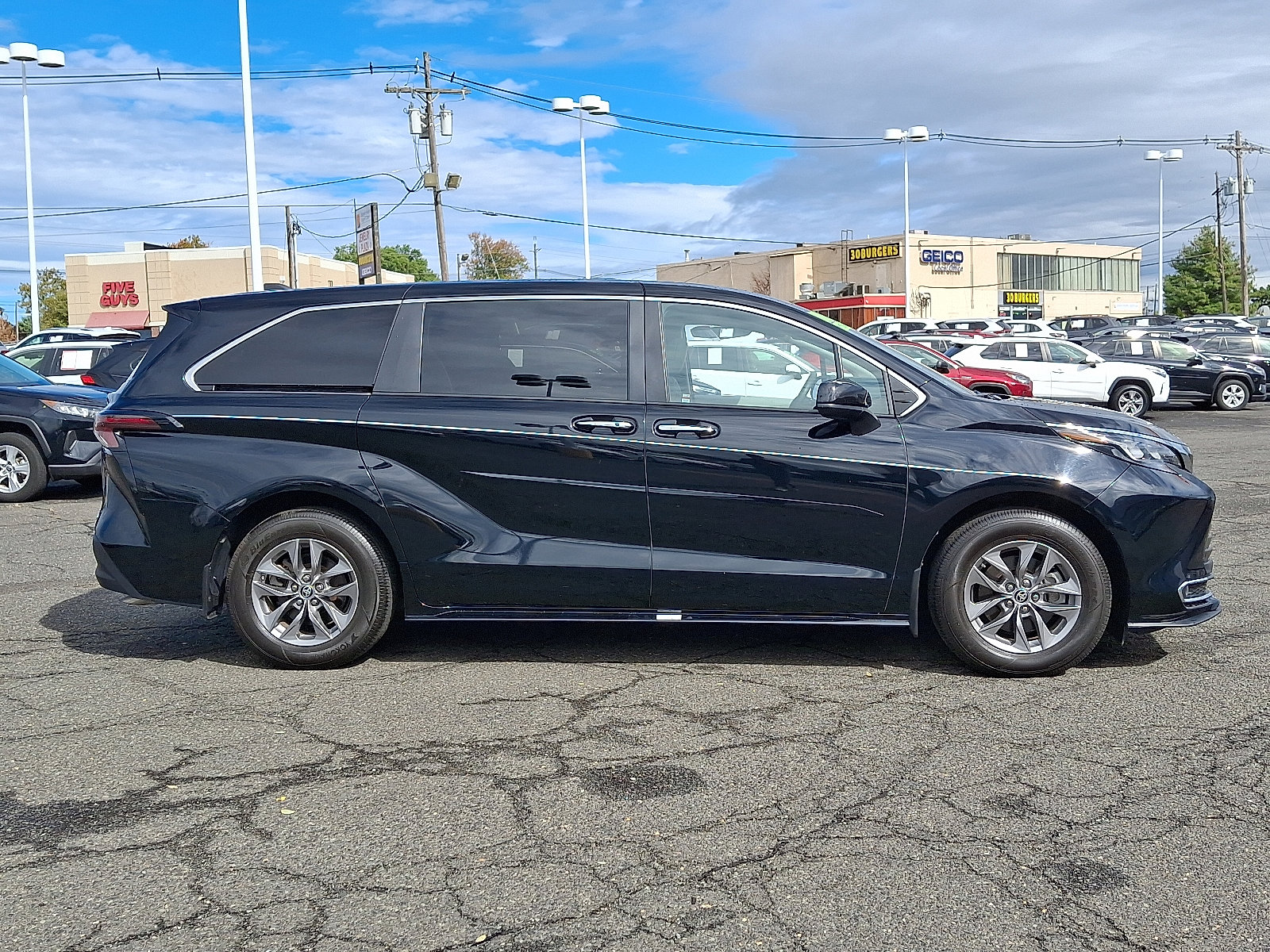 Used 2024 Toyota Sienna XLE image 8