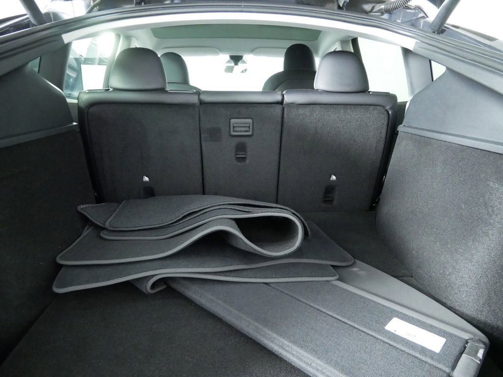 Used 2022 Tesla Model Y Long Range image 17