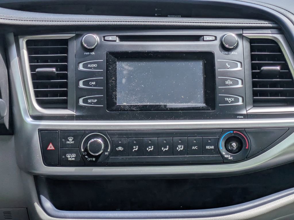 Used 2017 Toyota Highlander LE FWD image 37