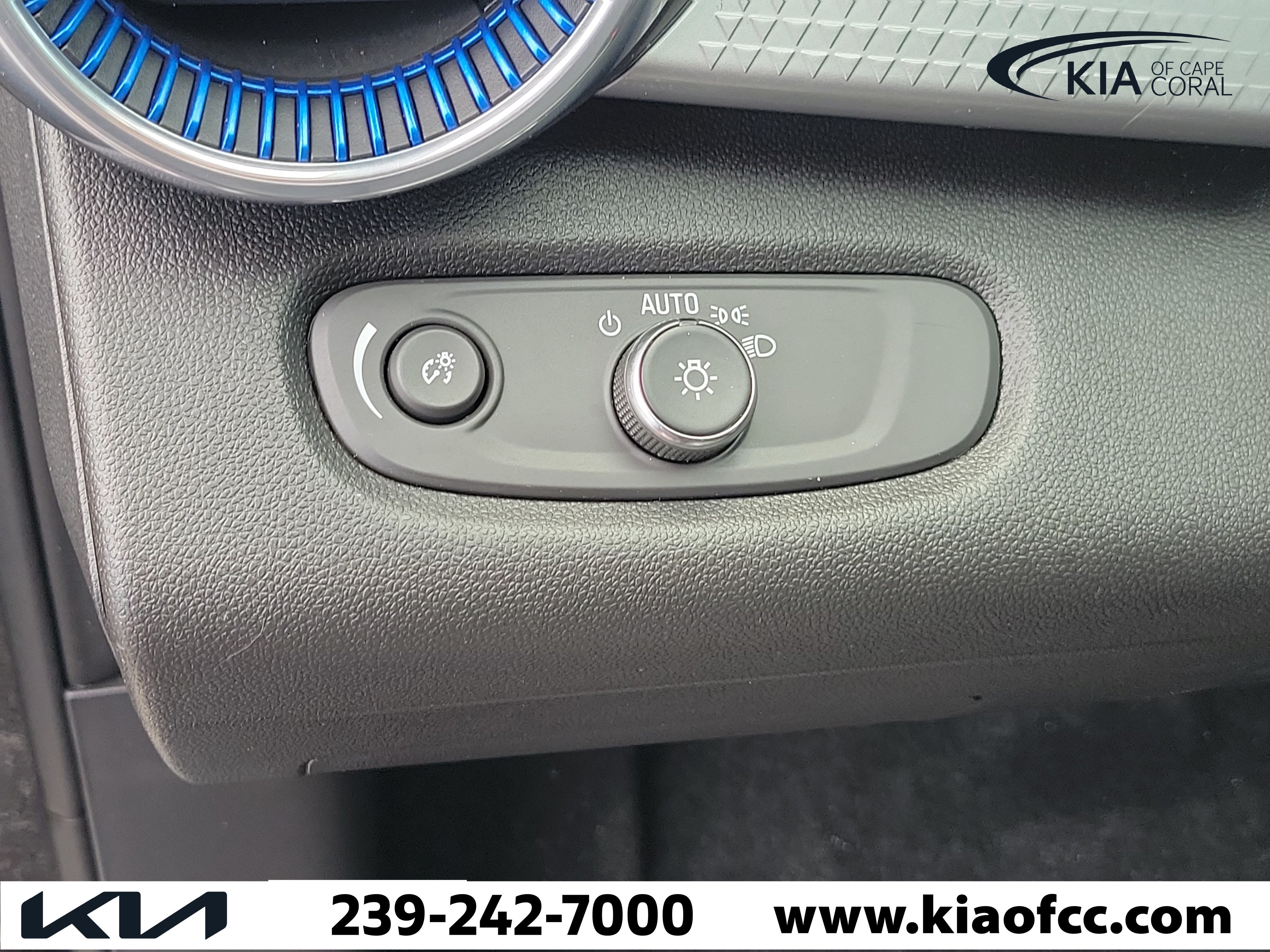 Used 2025 Chevrolet Trax LT w/ Driver Confidence Package FWD image 24
